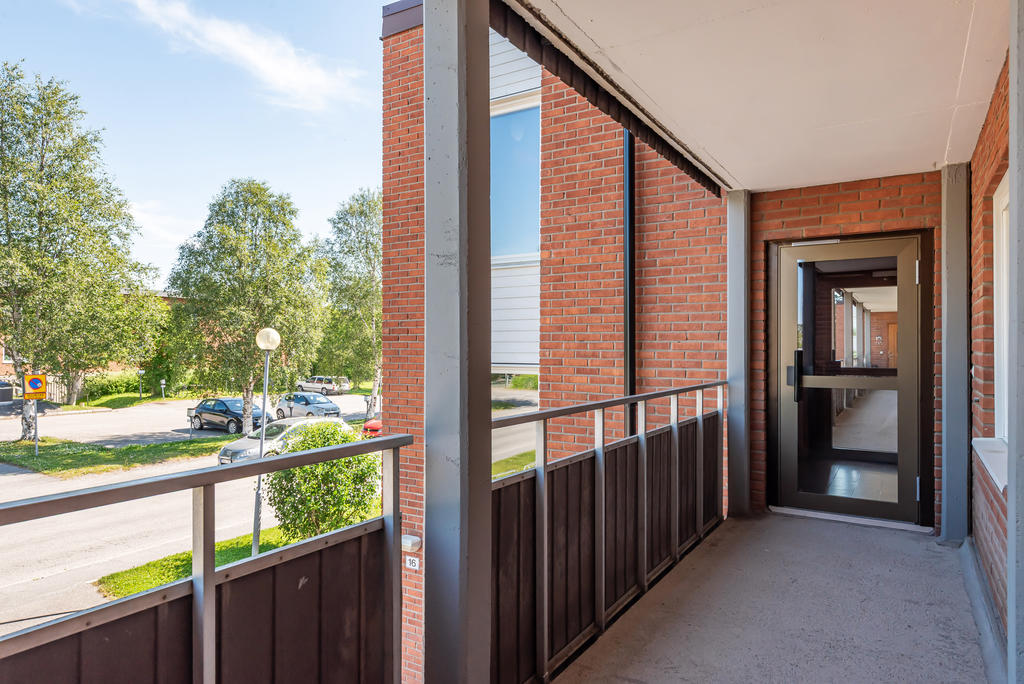 Egen entréveranda från trapphuset. Praktiskt!