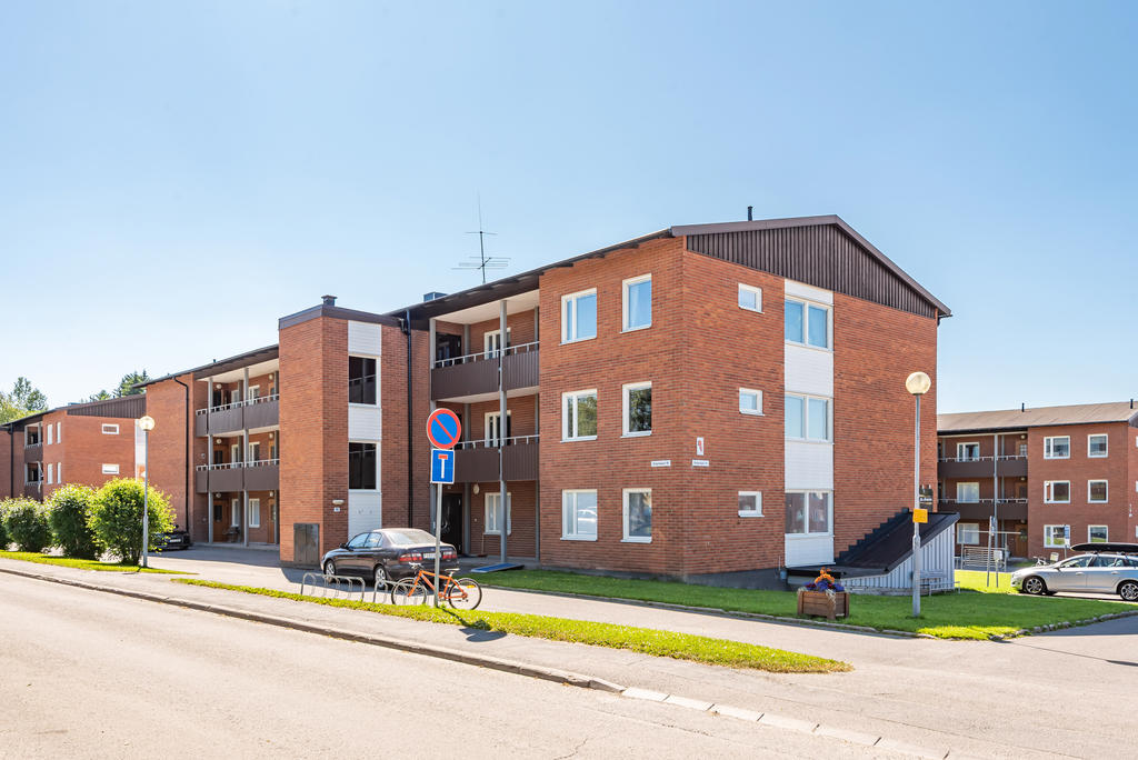 Fönster åt tre håll ger en ljus lägenhet.
