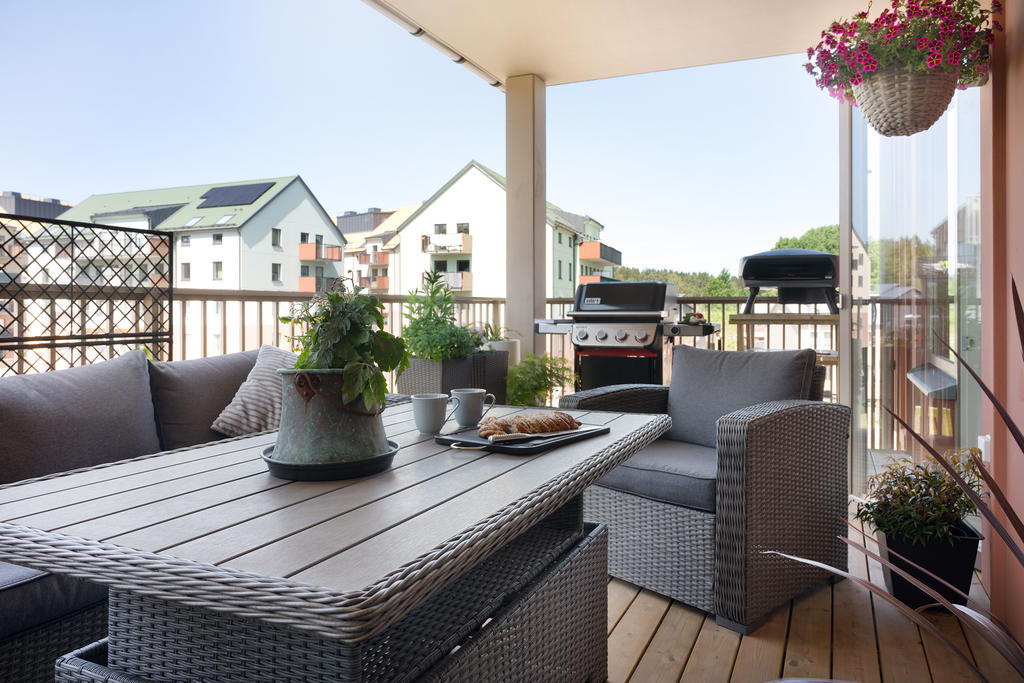 En rejäl balkong med plats för både grill och loungegrupp.