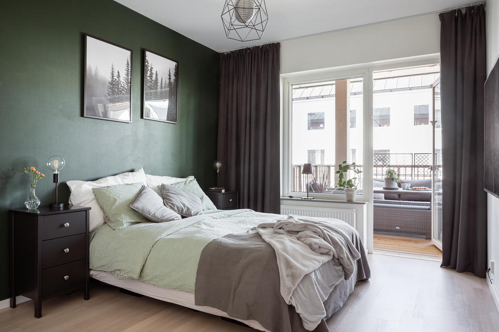 Master bedroom med egen utgång till balkongen.