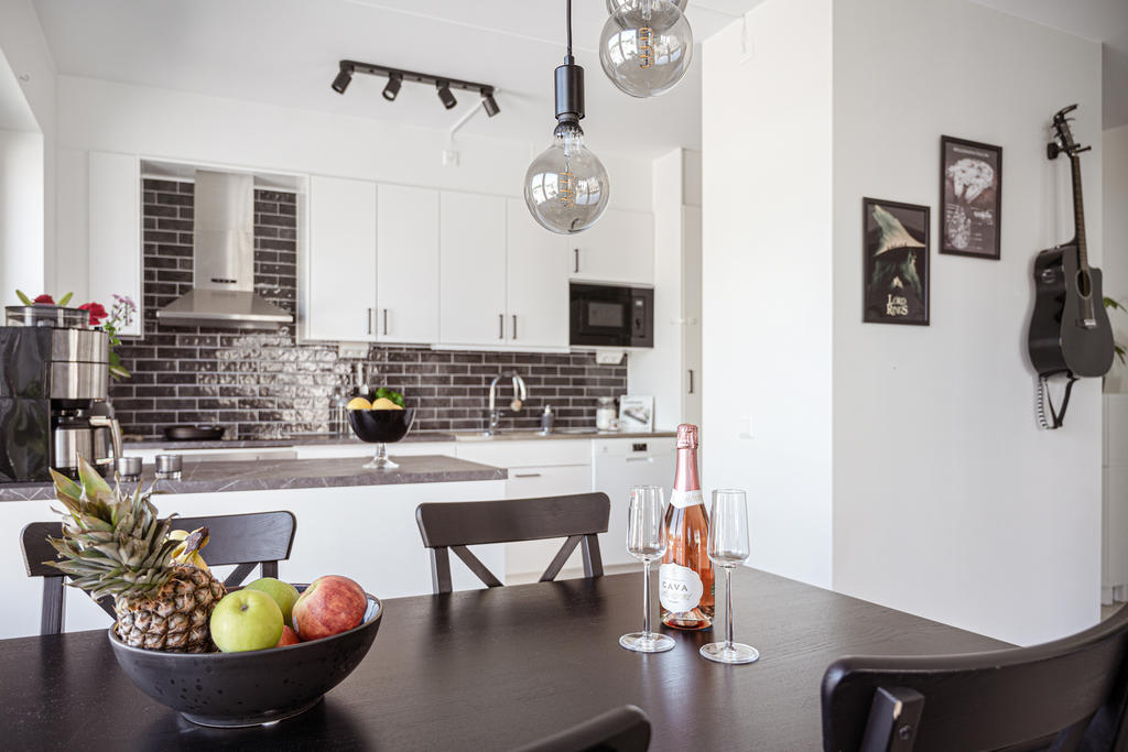 Plats för köksbord finns, samt så finns en praktisk köksö.