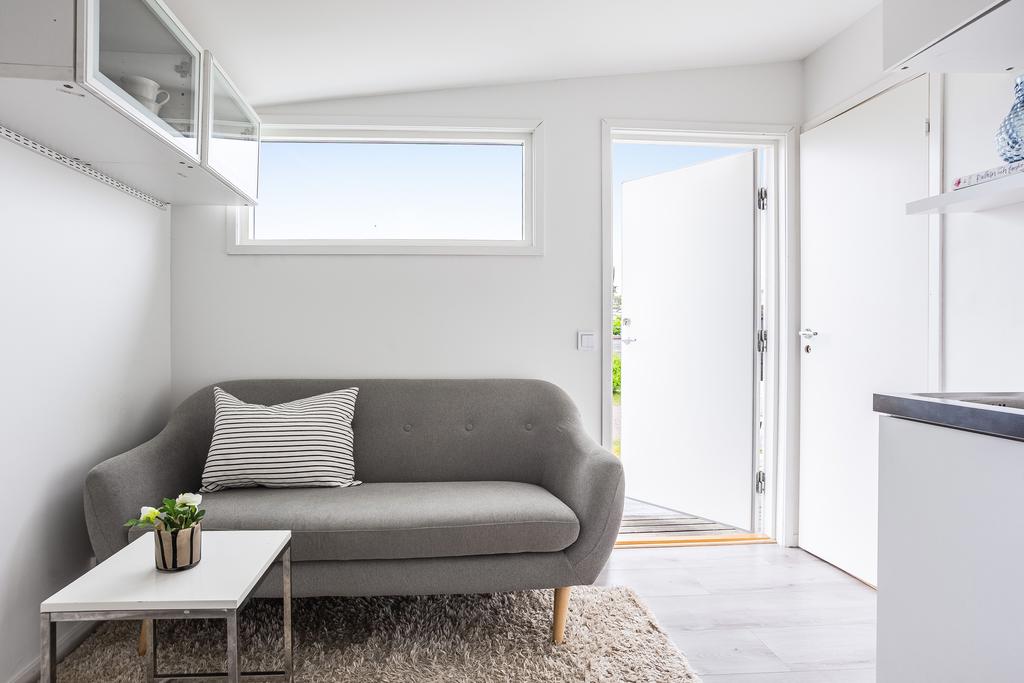 Vardagsdel med plats för soffa och soffbord, fönster ger naturligt ljusinsläpp