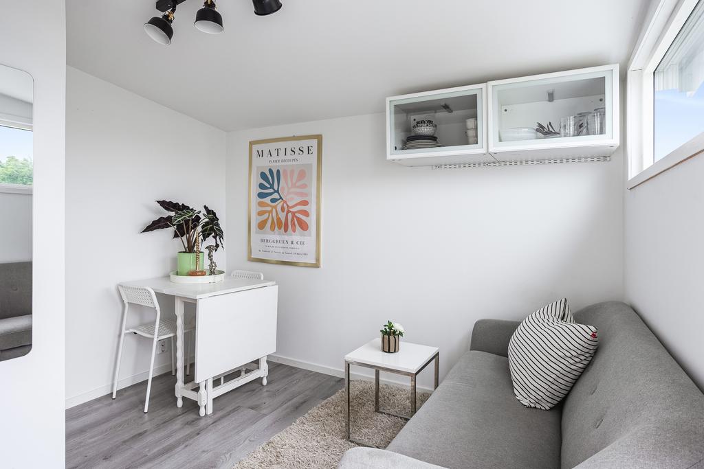 Inredningen kompletteras med matplats och väggförvaring 
