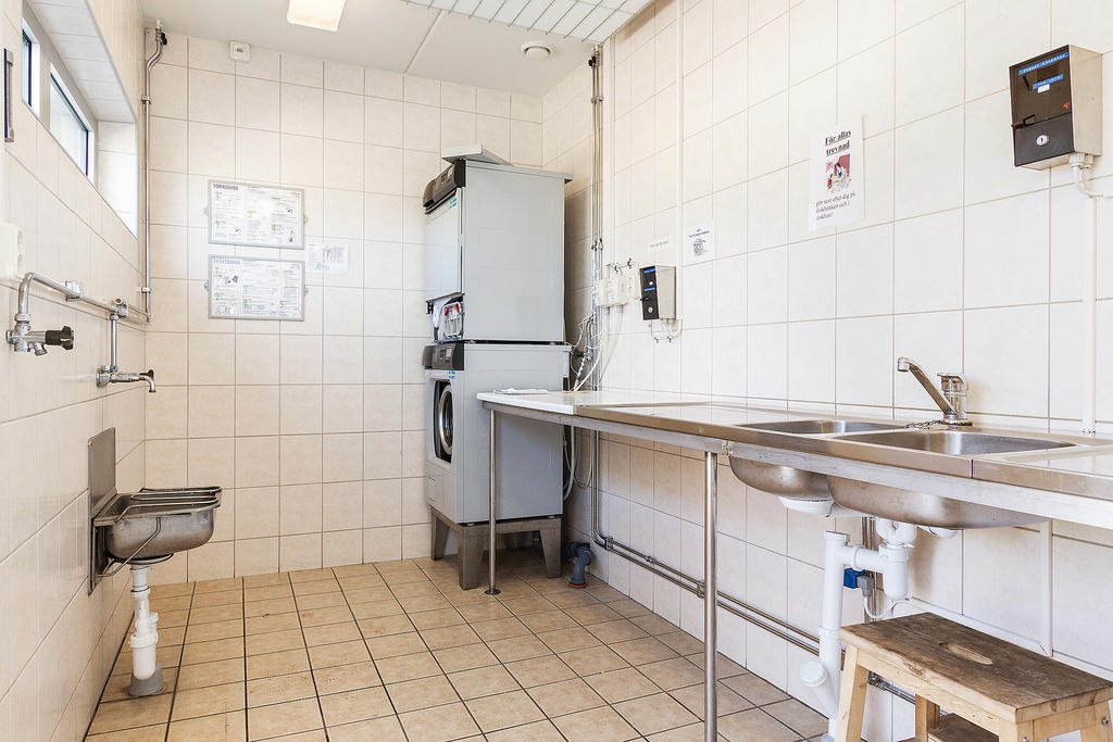 Ett av stugägarföreningens gemensamma servicehus som erbjuder även tvättmöjligheter