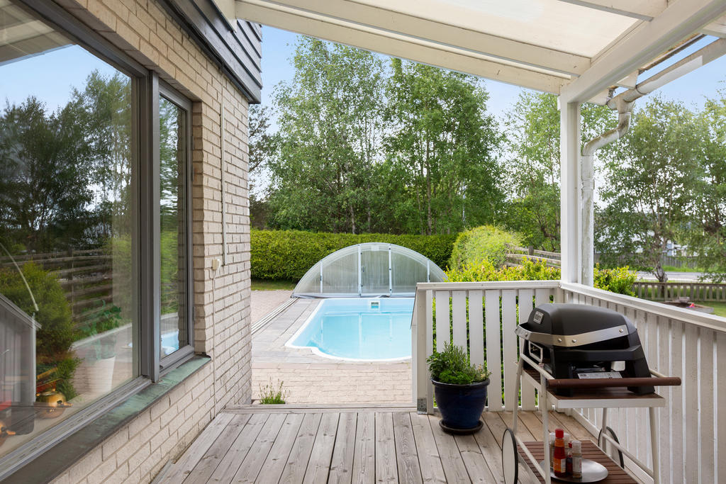 Terrass med utsikt över poolområde