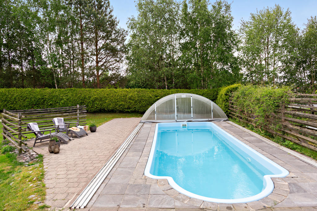 Poolanläggning med pooltak 