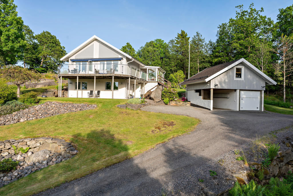 Välkommen till Kärrhallevägen 5! Garage och carport med extra sovrum! 
