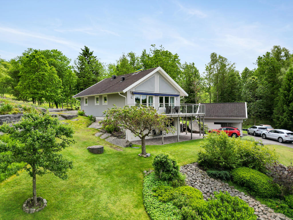Naturläget, utsikten och trädgården bjuder in till avskildhet och lugn. 