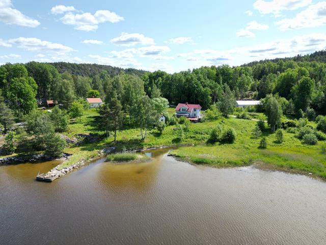 Varmt välkomna till denna potentiella idyll på Hällebogen Näset 1!