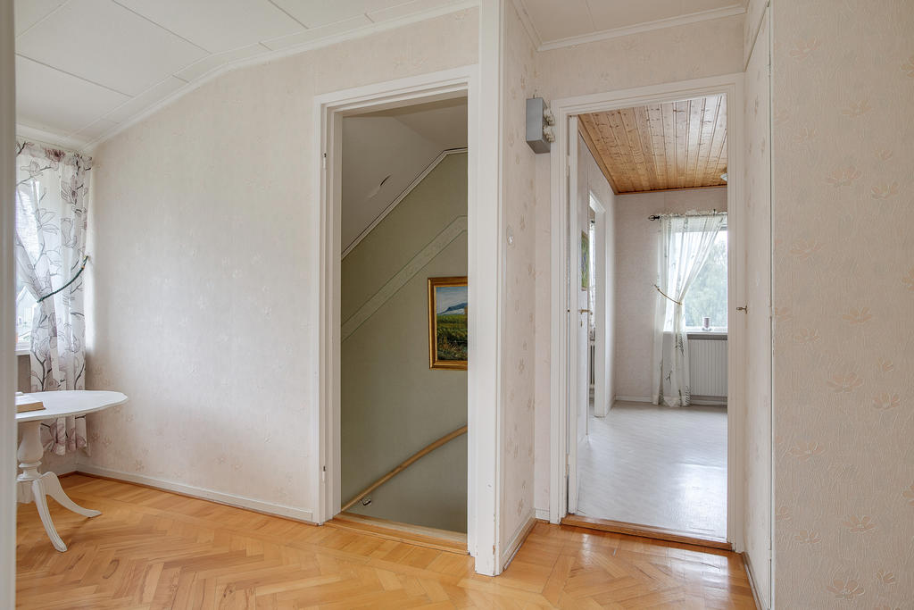 Möblerbar hall med fönsterkupa