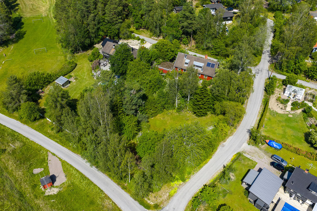 Översikt över tomten och gransskapet