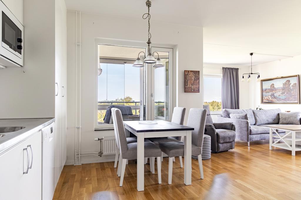 Köket kombineras med matplats och vardagsrum i en öppen planlösning.