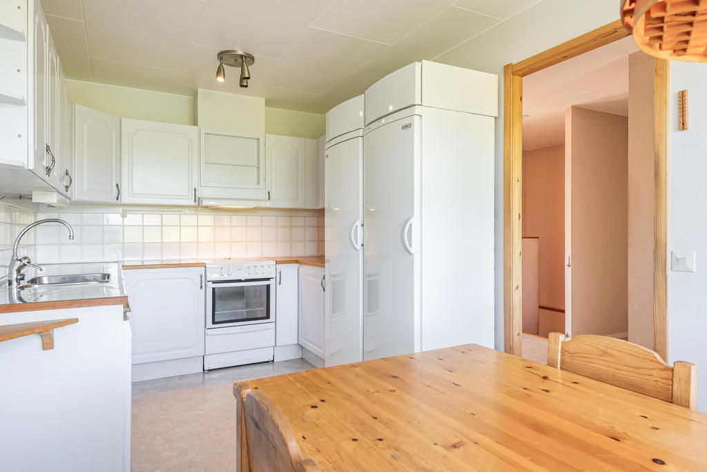 Ljust kök med plats för matbord!
