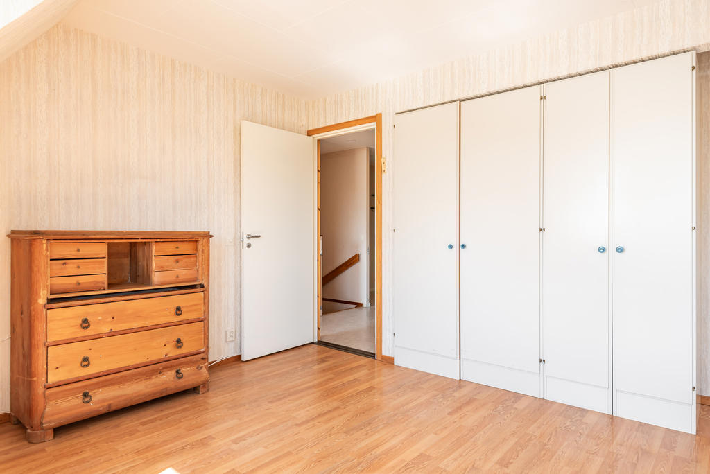 Inbyggda garderober underlättar förvaringen i sovrum (1).