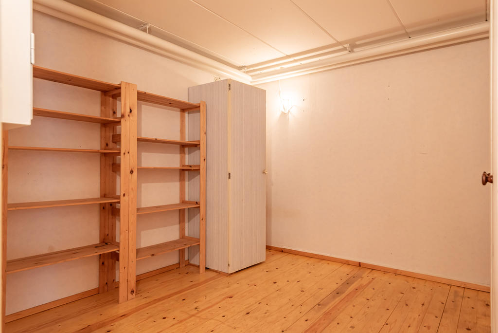 Rymligt förråd men kan även användas som exempelvis extra sovrum, kontor eller lekrum.
