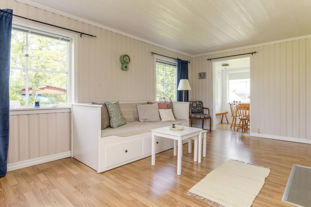 Vardagsrum med värmande kamin