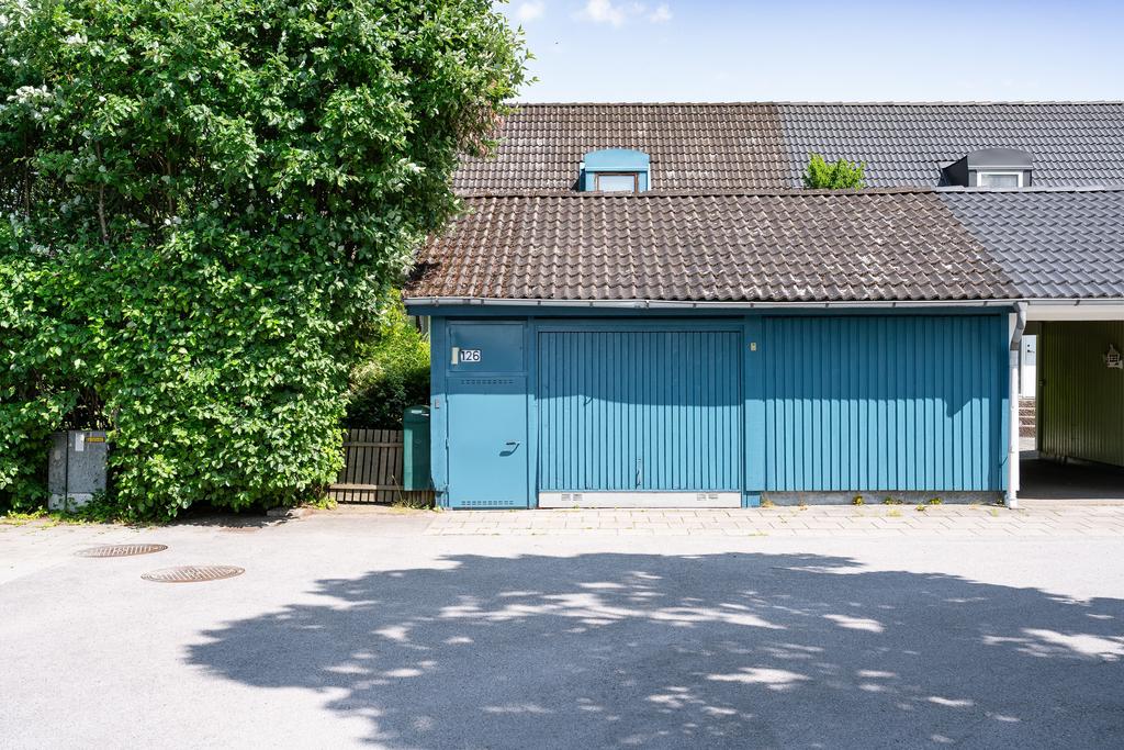 Skyddad entré och garage mot gatan 