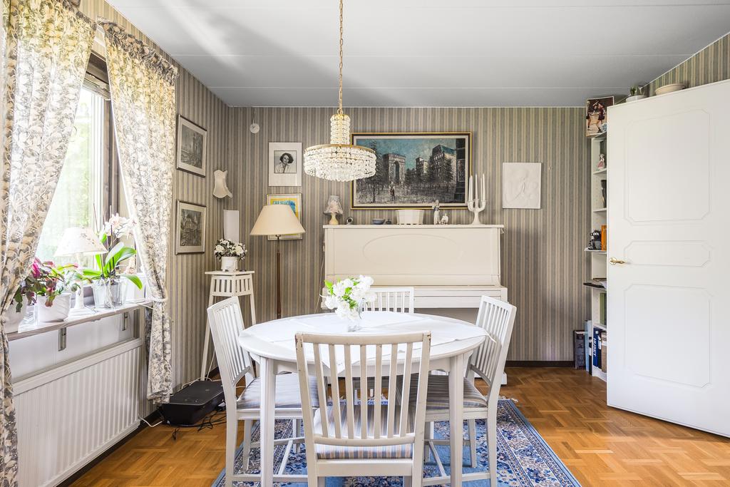 Matrum med holländsk parkett och originaltapet