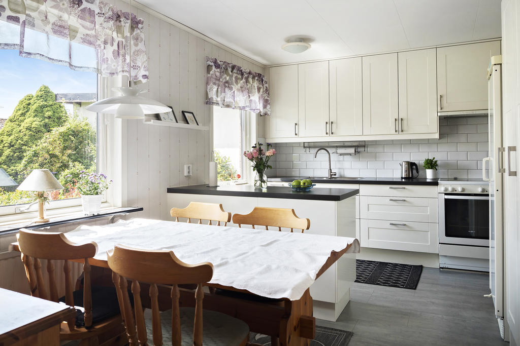 Kök som leder vidare till tvättstugan