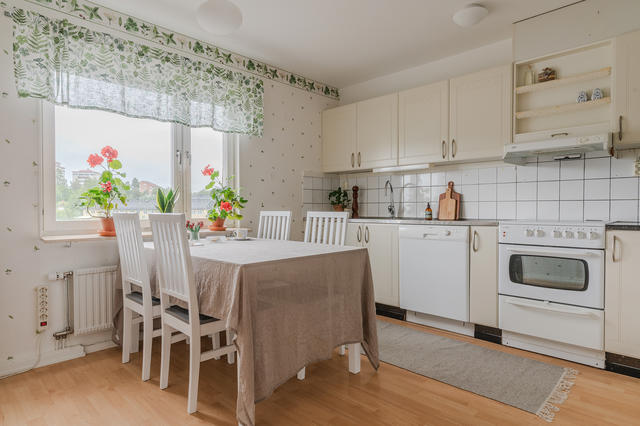 Kök med plats för matgrupp