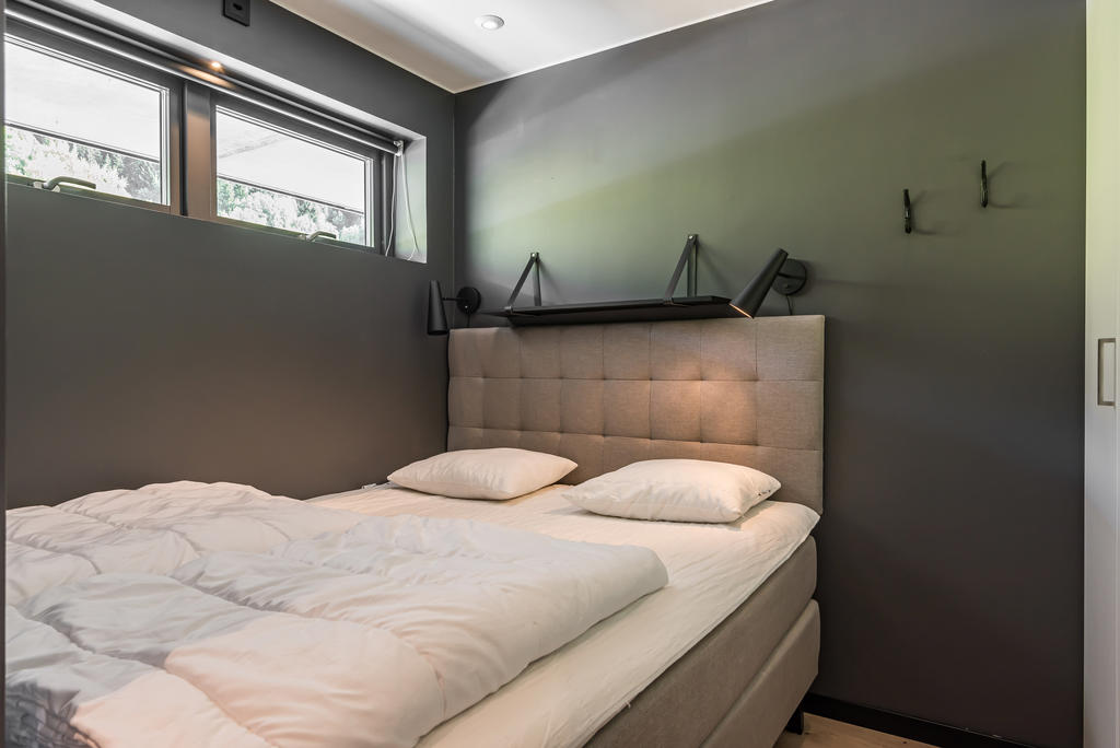 Sovrum med plats för större säng & inbyggd förvaring
