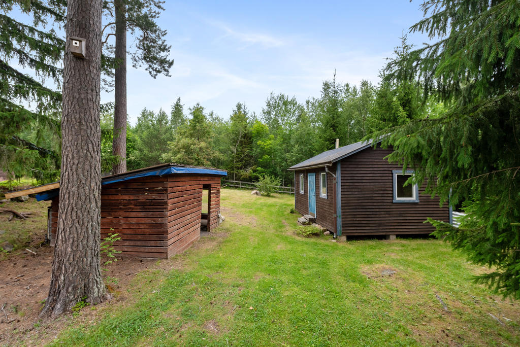 Vedbod och gäststuga