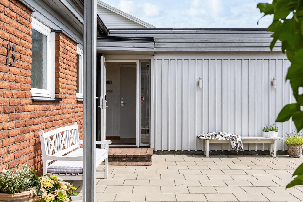 Husets groventré som leder till garage, tvättstuga och andra väsentliga delar av huset
