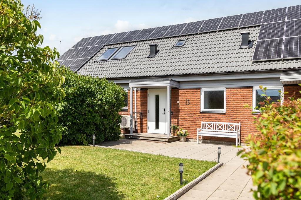Husets avskärmade entré skapar en känsla av lugn och avskildhet. Dessutom är bostaden utrustad med solpaneler, vilket bidrar till både hållbarhet och energieffektivitet.