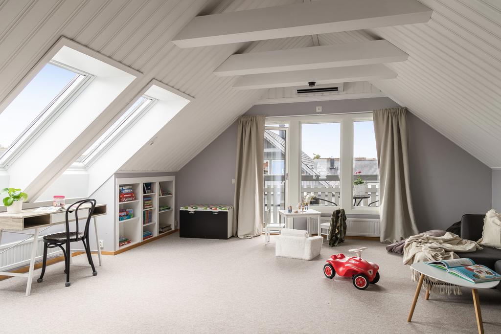 Allrummet på övre plan erbjuder en generös yta med många användningsmöjligheter – perfekt som lekrum, hemmakontor, lounge eller extra sovplats.