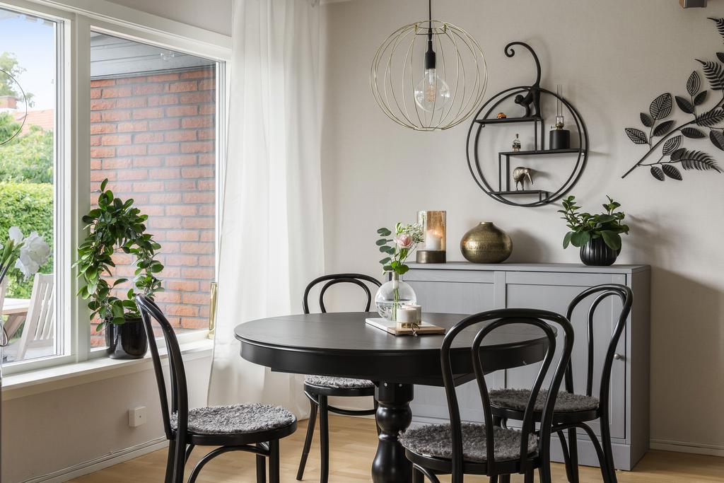 Matplats med fönster mot trädgården – här kan man njuta av måltider i ett härligt ljusinsläpp och vacker utsikt över trädgården