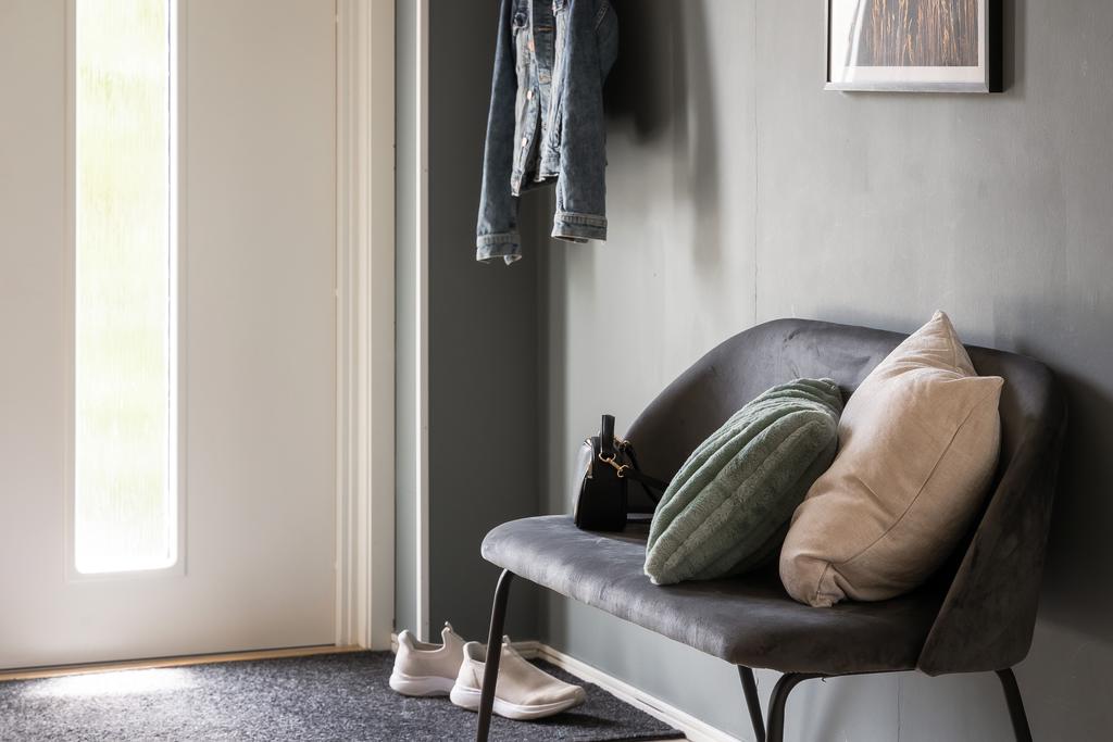 Den inbjudande entrén erbjuder även plats för en sittbänk som ger extra bekvämlighet.