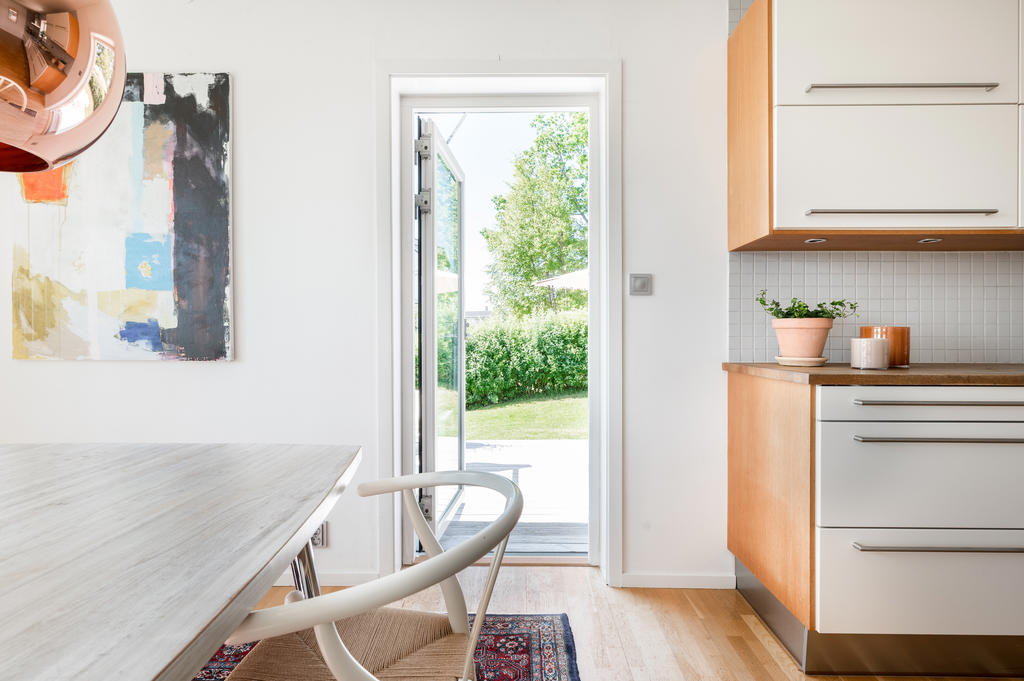 Kök & matplats med utgång till uteplats