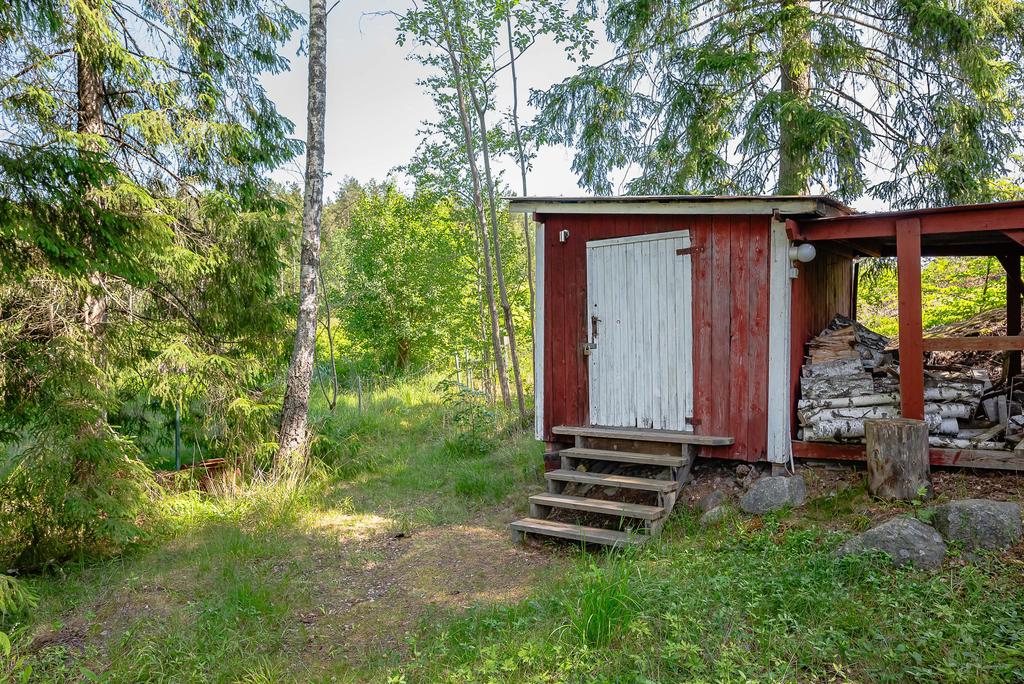 Gästhus och vedförvaring