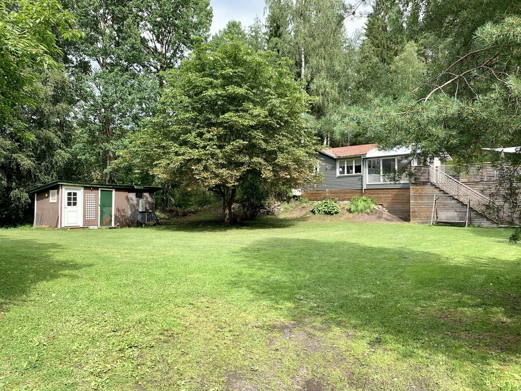 Stor trädgårdstomt för både odling och lek