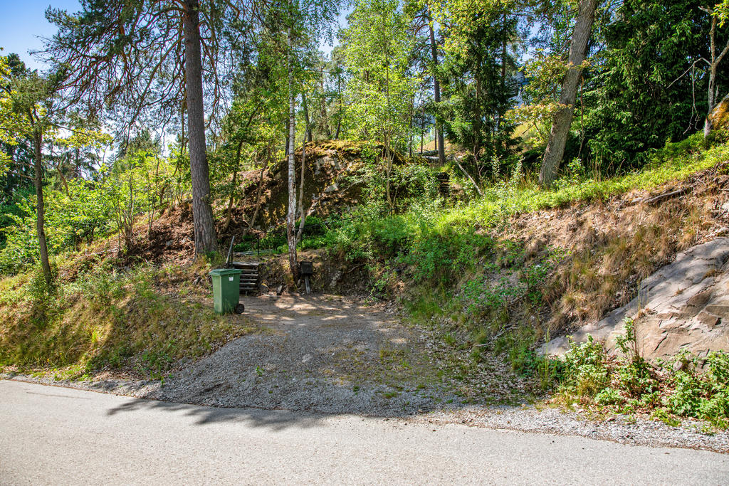 Parkeringsplatsen som tillhör tomten