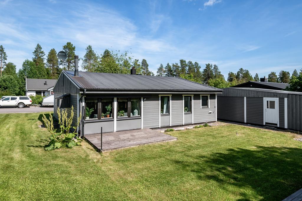 Solig trädgård