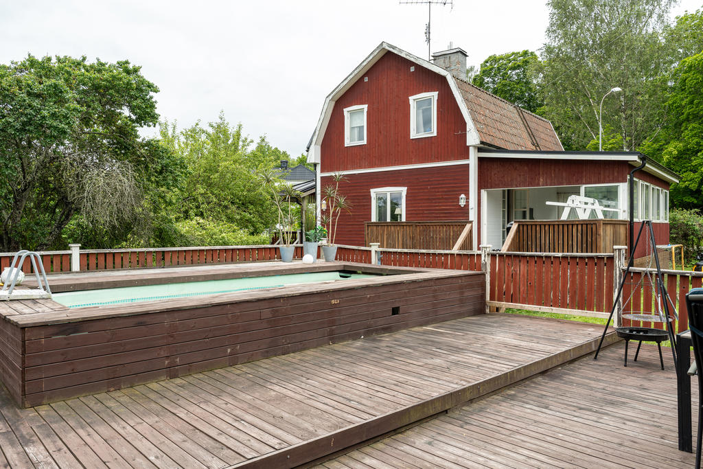 Pool och pooldäck