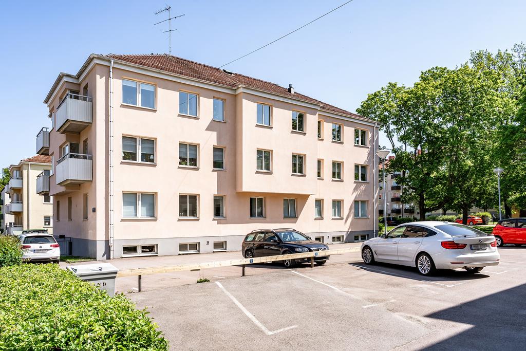 Exteriör med tillhörande p-platser