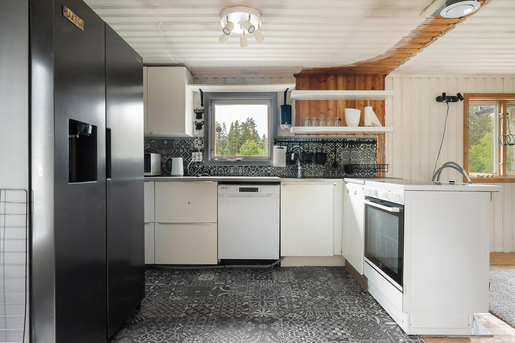 Ljust kök där renovering nyligen påbörjats. Planen var ett större kök varpå väggen till höger i bild mot ett tidigare sovrum har tagits bort