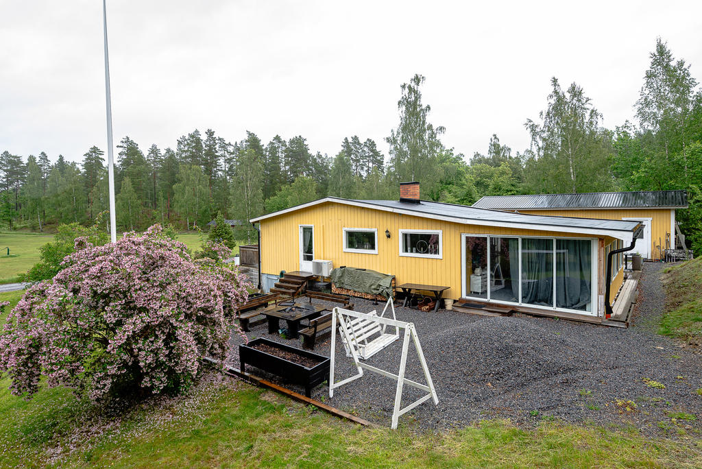 Grusad uteplats på husets västra gavel