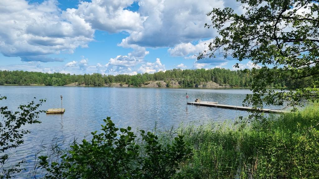Badbrygga och flytbrygga vid områdets badplats i Båven