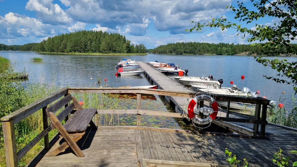 Områdets båtbrygga - båtplats finns