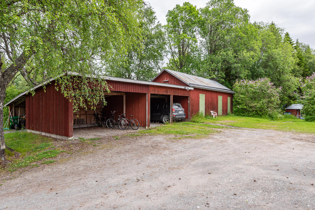 Parkeringar i carport samt förråd