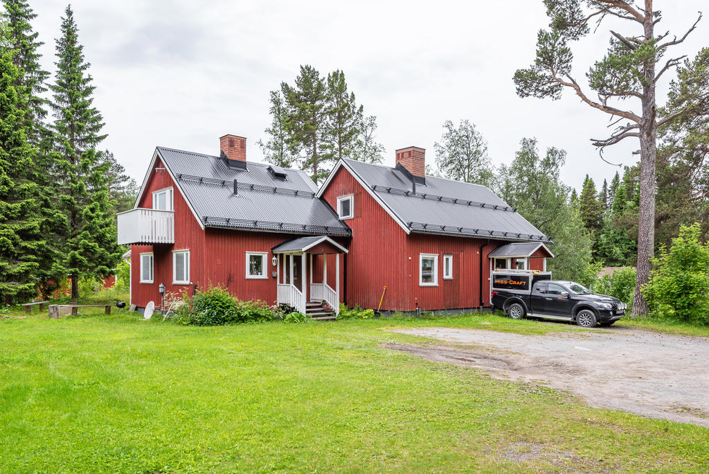 Trevliga bostäder med grönt runt omkring
