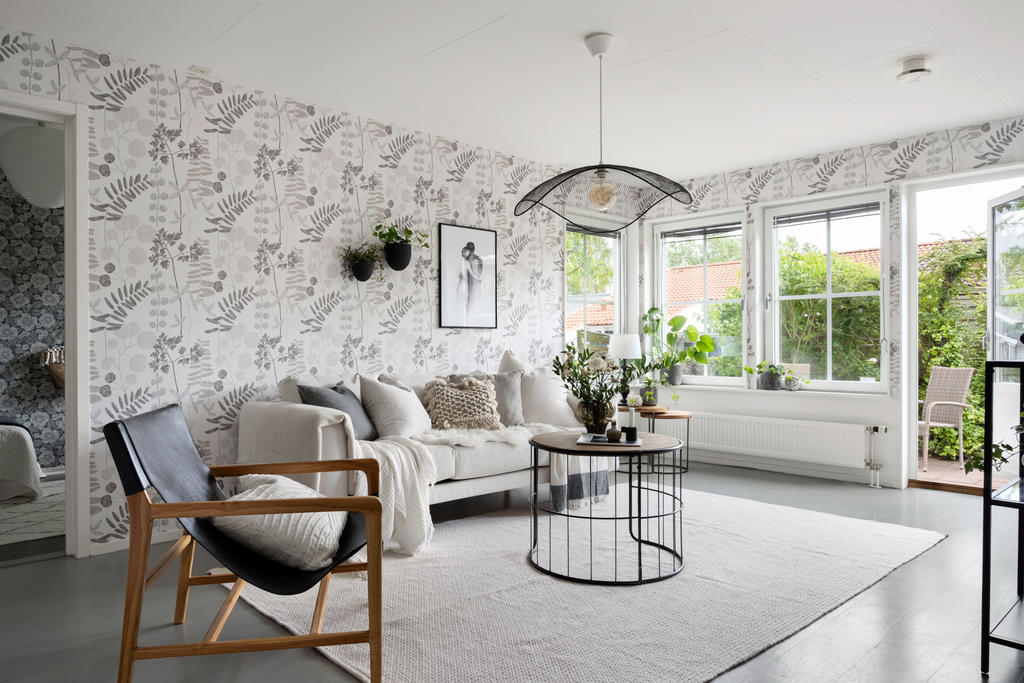 Vardagsrummet är ljust och rymligt med stora fönsterpartier som skapar ett fantastiskt ljusinsläpp och en naturlig förbindelse mellan inne och ute. Härifrån nås den grönskande trädgården via altandörr – perfekt för att njuta av långa sommarkvällar eller ta morgonkaffet utomhus. Rummet har en öppen och social planlösning med plats för både soffgrupp och matbord. Ljusa ytskikt och vackert golv ger en stilren och trivsam atmosfär. En idealisk plats för både avkoppling och umgänge.