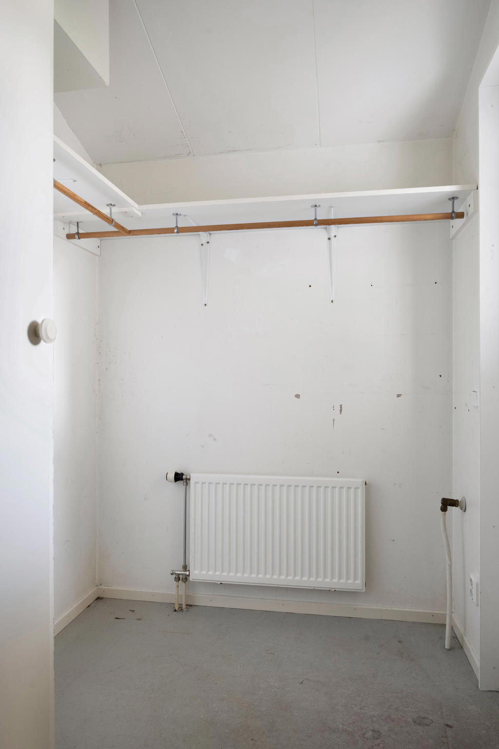 Rymlig walk-in closet med smarta förvaringslösningar och generöst med plats för kläder, skor och accessoarer. Inredd med hyllor och hängsystem  som gör det enkelt att organisera både vardags- och festgarderoben. En dröm för den som värdesätter ordning, överblick och stil i sin vardag.

