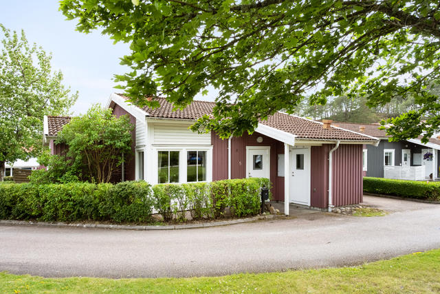 Varmt välkomna till detta fina radhus på Sömmerskevägen 5 i Stenungsund.