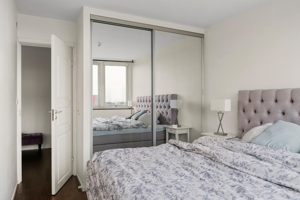 Sovrum med en generös garderob!