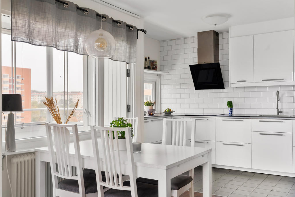 köket binder samman med en matplats intill fönstret