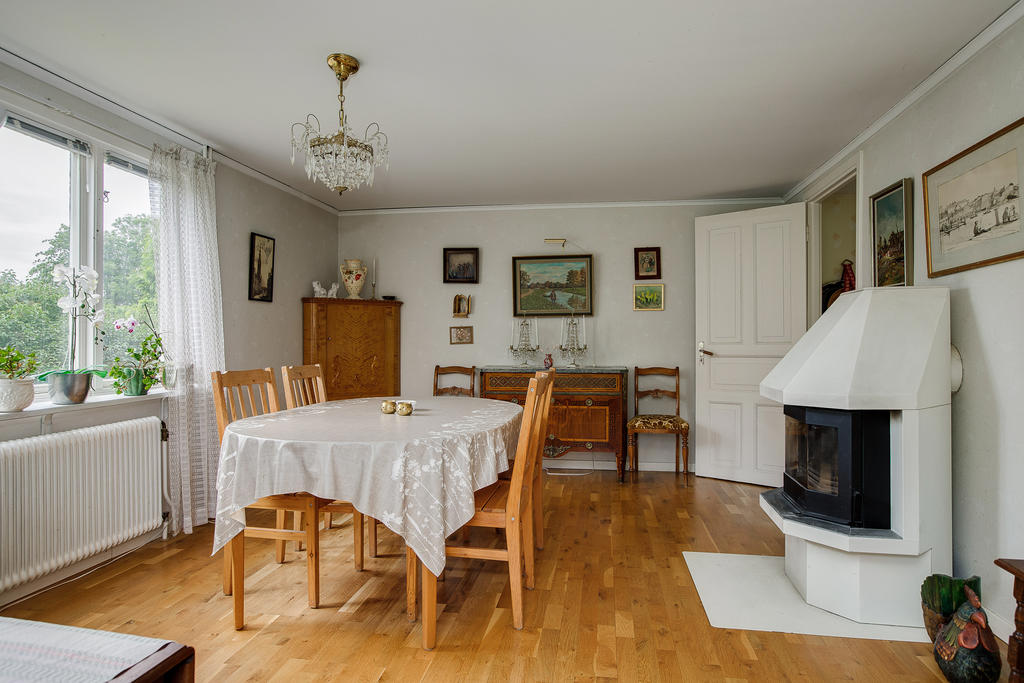 Vardagsrum med kamin